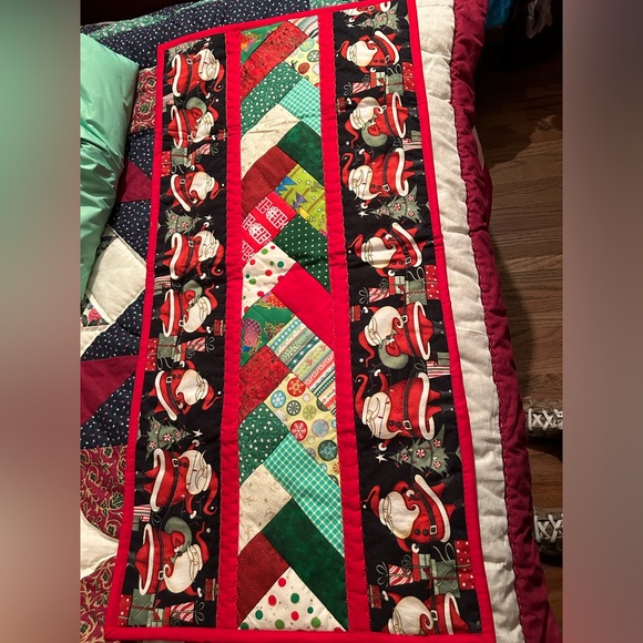 Homemade patchwork machine and hand quilted reversible Christmas decoration31x15 - Picture 1 of 2